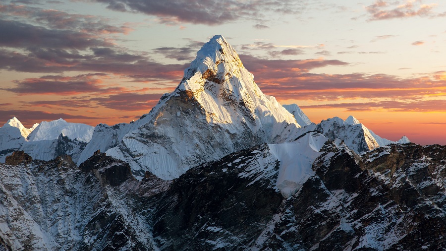 Acercarse al Everest desde el aire. RTVE