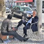 El presidente de Portugal, en la calle, sin escolta.