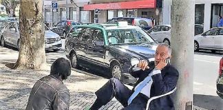 El presidente de Portugal, en la calle, sin escolta.