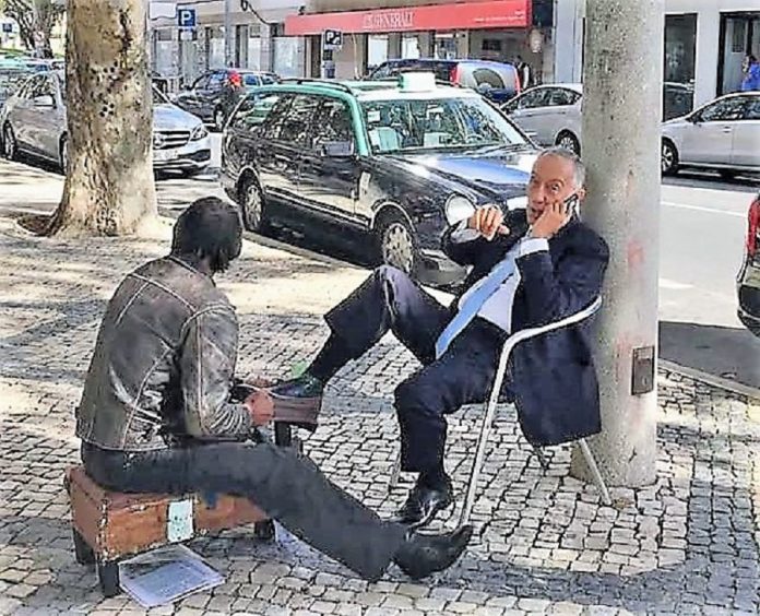 El presidente de Portugal, en la calle, sin escolta.