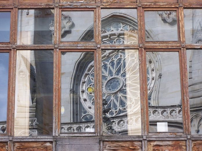 Reflejos de la fachada de la catedral de Bilbao. La Iglesia vasca ignoró muchas veces a las víctimas de ETA. PROPRONews