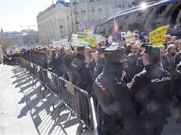 Los indignados pensionistas rodeando el Congreso. RTVE