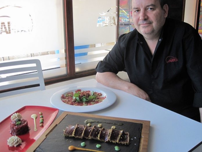 Diego Barea, el jefe de cocina, con algunas de sus creaciones. PROPRONews