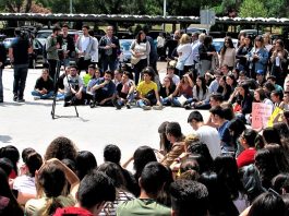 Protesta de estudiantes de la Universidad de Extremadura contra la repetición de las pruebas. RTVE