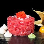 Tartar de cola blanca de atún rojo salvaje con mousse de ajo blanco de La Marea.
