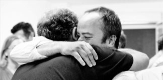 22 de mayo de 2011. Iván abraza a Monago tras la exigua victoria de este, que perdería las próximas.