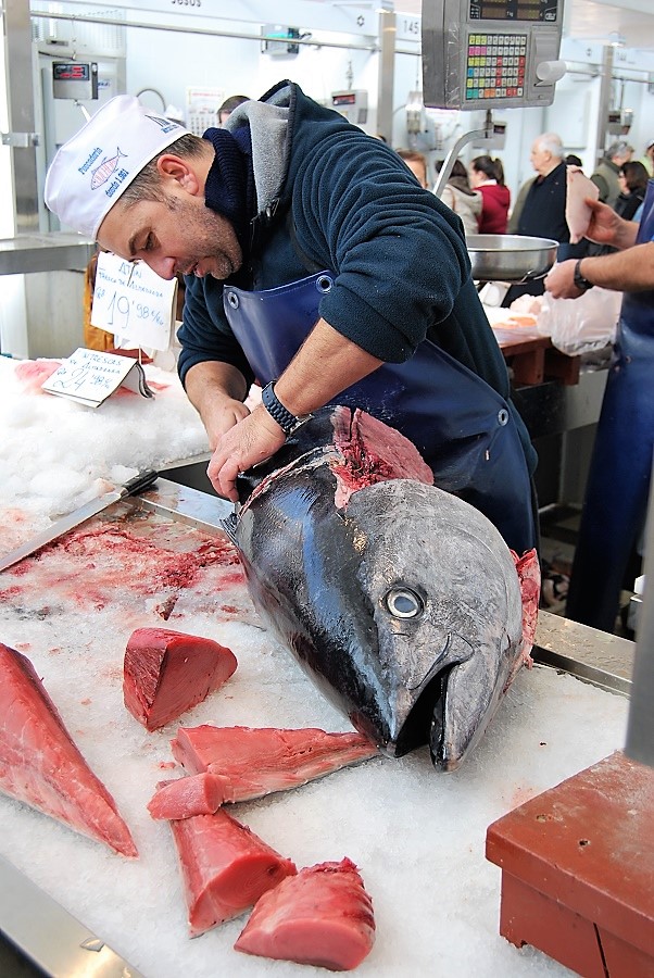 Ronqueo del atún de almadraba en el magnífico Mercado de Cádiz.