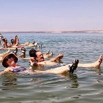 Flotando en el Mar Muerto, con nuestra reportera en primer plano.