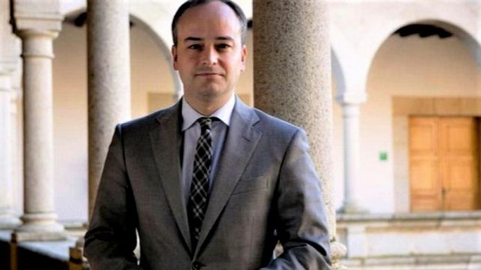 Foto oficial de Iván Redondo en la presidencia de la Junta de Extremadura cuando era jefe de gabinete de Monago y que ha seguido utilizando en su web.