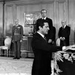 Adolfo Suárez juró el cargo de rodillas. RTVE