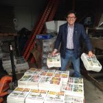 En Canadá, con ejemplares de su periódico destinado a la colonia luso-canadiense.