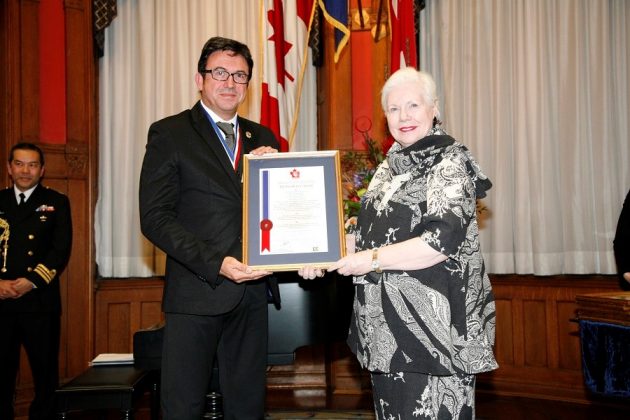 La gobernadora de Ontario, premia la labor del Correio da Manhã Canadá en la persona de su director.