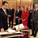 Zapatero tampoco hizo quitar los símbolos religiosos en su toma de posesión, aunque prometió sobre la Constitución. RTVE