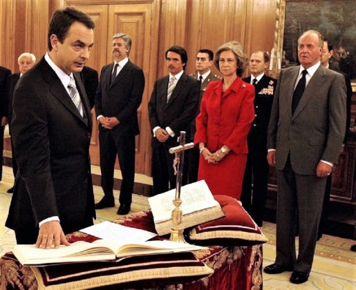Zapatero tampoco hizo quitar los símbolos religiosos en su toma de posesión, aunque prometió sobre la Constitución. RTVE