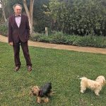 El nuevo académico en su jardín con sus perros Blasito y Paul.