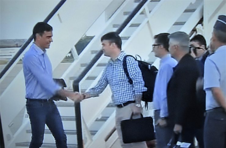 Parece una excursión de coleguitas. Una imagen que ha asombrado a todo el mundo. ¿Quién es Iván Redondo para recibir al presidente? PROPRONews