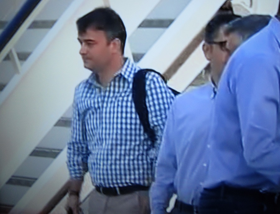Iván Redondo, chupando cámara el primero al pie de la escalerilla del avión. PROPRONews