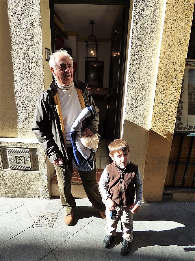 Gonzalo, con uno de sus nietos. PROPRONews