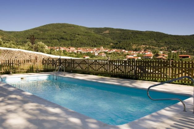 La piscina y el hermoso paisaje de Sierra de Gata.