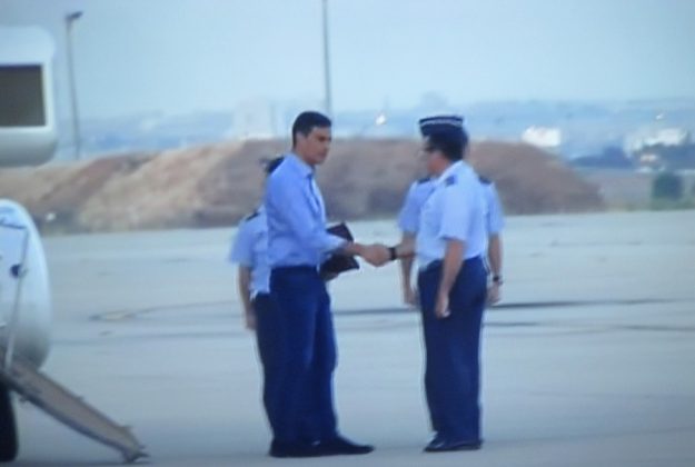 El presidente es recibido por militares correctamente uniformados. PROPRONews