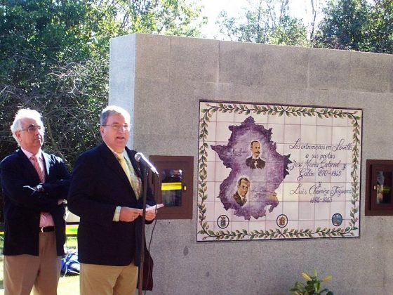 Monumento a Chamizo y Gabriel y Galán. CASTUAMENTE