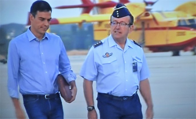 Un coronel acompaña a Pedro Sánchez hasta el avión. PROPRONews