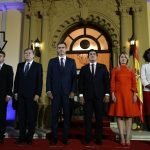 Iván Redondo, en la foto oficial con la pareja presidencial de Costa Rica, la vicepresidenta del país, Pedro Sánchez y el embajador de España.