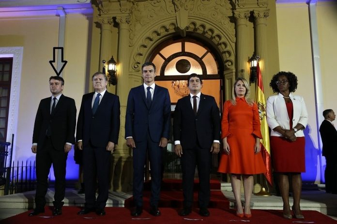Iván Redondo, en la foto oficial con la pareja presidencial de Costa Rica, la vicepresidenta del país, Pedro Sánchez y el embajador de España.