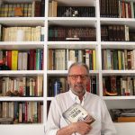 El autor, en un rincón de su biblioteca en Cádiz. PROPRONews