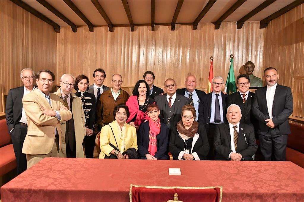 Con miembros de la R. Academia de Extremadura de la que es académico electo (primero por la izquierda).