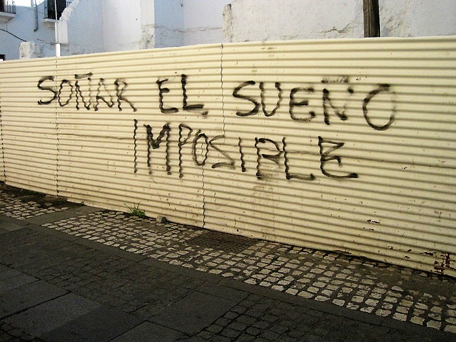La solución tal vez la dé esta pintada de una calle cualquiera de Extremadura. PROPRONews