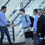 ¿Qué autoridad ostenta Iván Redondo para recibir el primero al presidente al pie de la escalerilla del avión?