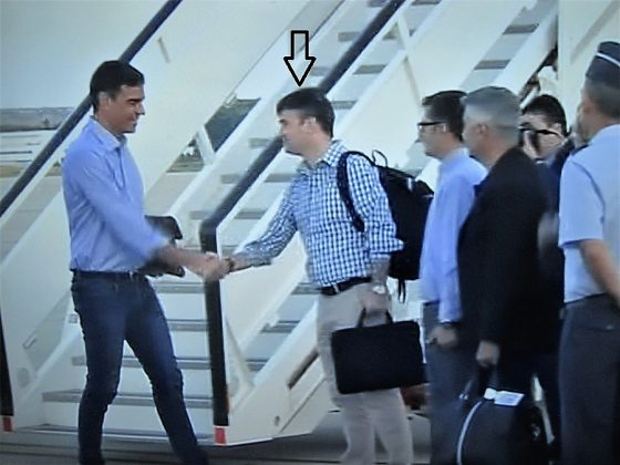 ¿Qué autoridad ostenta Iván Redondo para recibir el primero al presidente al pie de la escalerilla del avión?