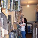 Dolores Tomás en un depósito donde guarda parte de la colección. J.M. PAGADOR