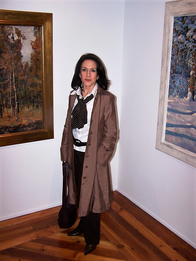 Dolores Tomás, en una de las exposiciones de su colección. J.M. PAGADOR