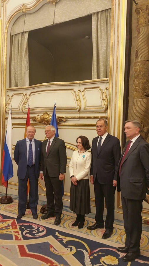 La coleccionista española, con los ministros de Exteriores de España y Rusia y los respectivos embajadores, tras recibir la condecoración.