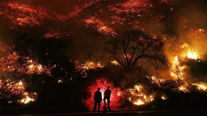 Estos dos bomberos ante el gigantesco incendio representan la carencia de medios estatales de EE.UU. para proteger a los ciudadanos. RTVE