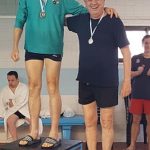 En el podio, deportiva y caballerosamente feliz.