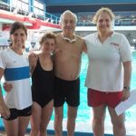 El deportista, con sus preparadoras.