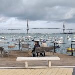 La creciente longevidad es otro factor a tener en cuenta. Una pareja mayor descansa en un bello rincón de Cádiz. J.M. PAGADOR