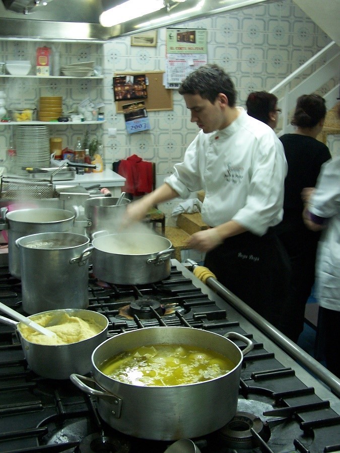 La cocina, el estómago extracorpóreo. En la imagen, fogones del restaurante Boga-Boga, de San Vicente de la Barquera. J.M. PAGADOR