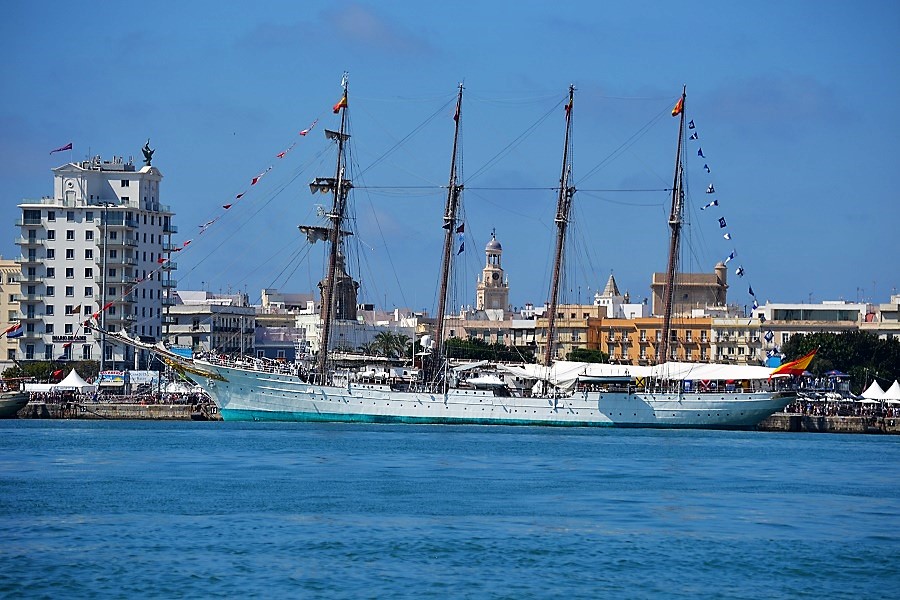 El buque escuela, atracado en el puerto de Cádiz. J. M. PAGADOR
