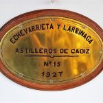 Como una partida de nacimiento, esta metopa del buque certifica el año de su construcción. J. M. PAGADOR