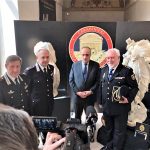 Responsables policiales españoles e italianos, con las piezas recuperadas por la Policía española. DGP