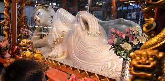 Buda reclinado en un templo de Shanghai. J.M. PAGADOR