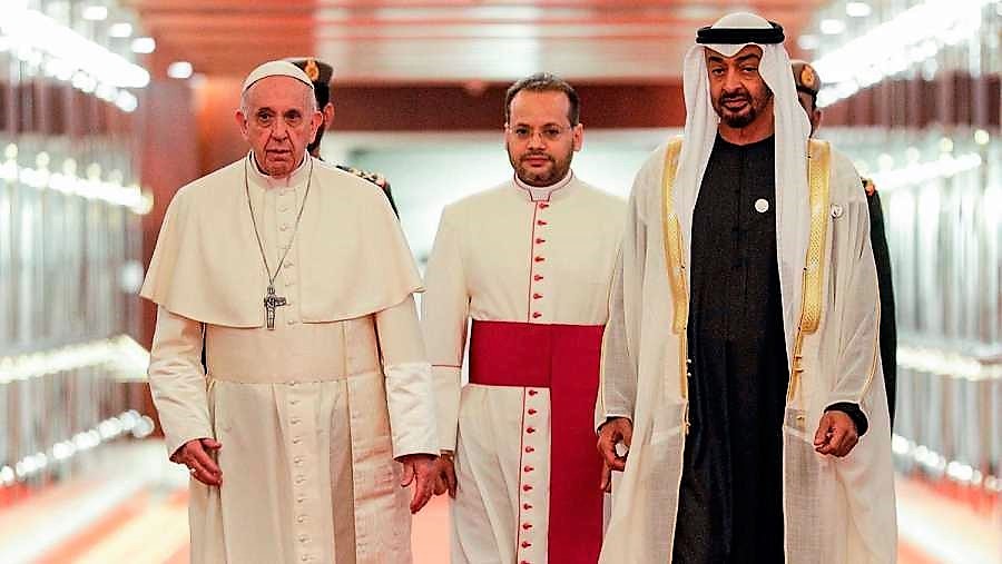 En Emiratos Árabes Unidos, otra admirable democracia. RTVE