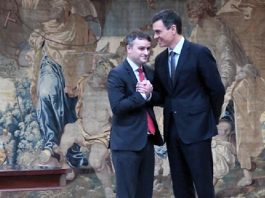 Iván Redondo con Pedro Sánchez en su toma de posesión. MONCLOA