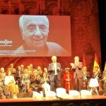 Momento de la entrega de la Medalla de Oro de Sevilla a Gonzalo Martín. A su lado, el alcalde de la ciudad. JUAN GARCÍA