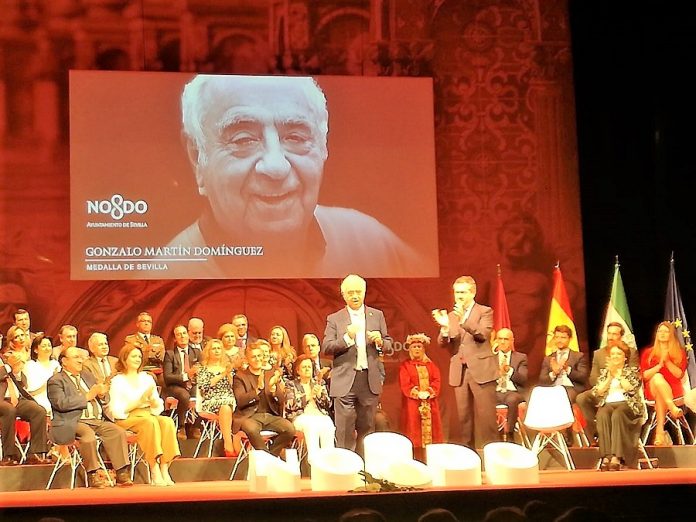 Momento de la entrega de la Medalla de Oro de Sevilla a Gonzalo Martín. A su lado, el alcalde de la ciudad. JUAN GARCÍA