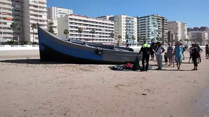 Patera de inmigrantes ilegales llegada a la misma ciudad de Cádiz. PROPRONews